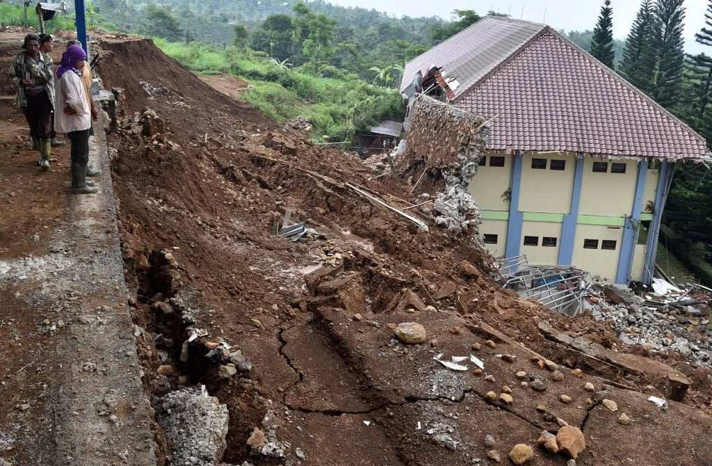 Satu Pemotor Tewas Tertimpa Pohon dan Ada Rumah Longsor Karna Hujan di Jatiuwung