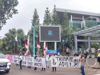 Puluhan Aktivis Blokade Pintu Masuk Pemkot Tangsel, Buntut Kasus ASN Jadi Calo Tenaga Honorer
