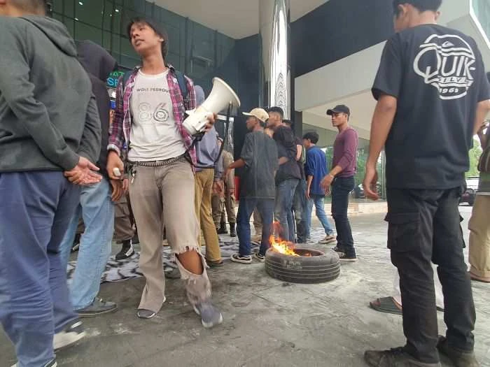 Demo di Balai Kota Tangsel Ricuh, Massa Lempari Telur Busuk dan Bakar Ban