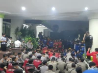 Massa Buruh Kepung Kantor Bupati Tangerang Hingga Malam