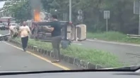 Kecelakaan Tunggal, Alphard Terguling dan Terbakar di Dekat Tol Bintaro