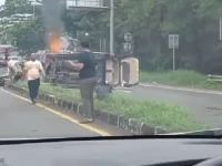 Kecelakaan Tunggal, Alphard Terguling dan Terbakar di Dekat Tol Bintaro