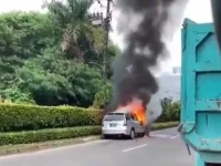 Insiden Kebakaran Kendaraan Terjadi di Jalan Pelayangan BSD, Sebabkan Udara Diselimuti Oleh Asap Hitam
