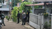 Pasukan Gegana Yang Dilengkapi Senjata Lengkap Lakukan Penggeledahan Rumah Seorang Dukun Di Ciputat