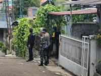 Pasukan Gegana Yang Dilengkapi Senjata Lengkap Lakukan Penggeledahan Rumah Seorang Dukun Di Ciputat