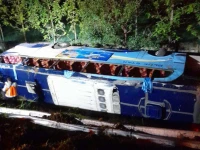 Sebuah Bus Bawa Rombongan Warga Dari Ciputat Timur Alami Kecelakaan Terguling Di Jalur Cipali, Satu Orang Tewas