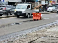Warga Tangerang Selatan Keluhkan Jalanan Berlubang di Jl. Ir H Juanda, Setiap Hari Ada Kecelakaan