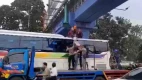 Seorang Pemuda Lompat Dari Jembatan Penyeberangan Orang Dan Jatuh Di Atas Atap Bus