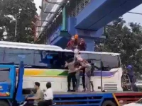Seorang Pemuda Lompat Dari Jembatan Penyeberangan Orang Dan Jatuh Di Atas Atap Bus